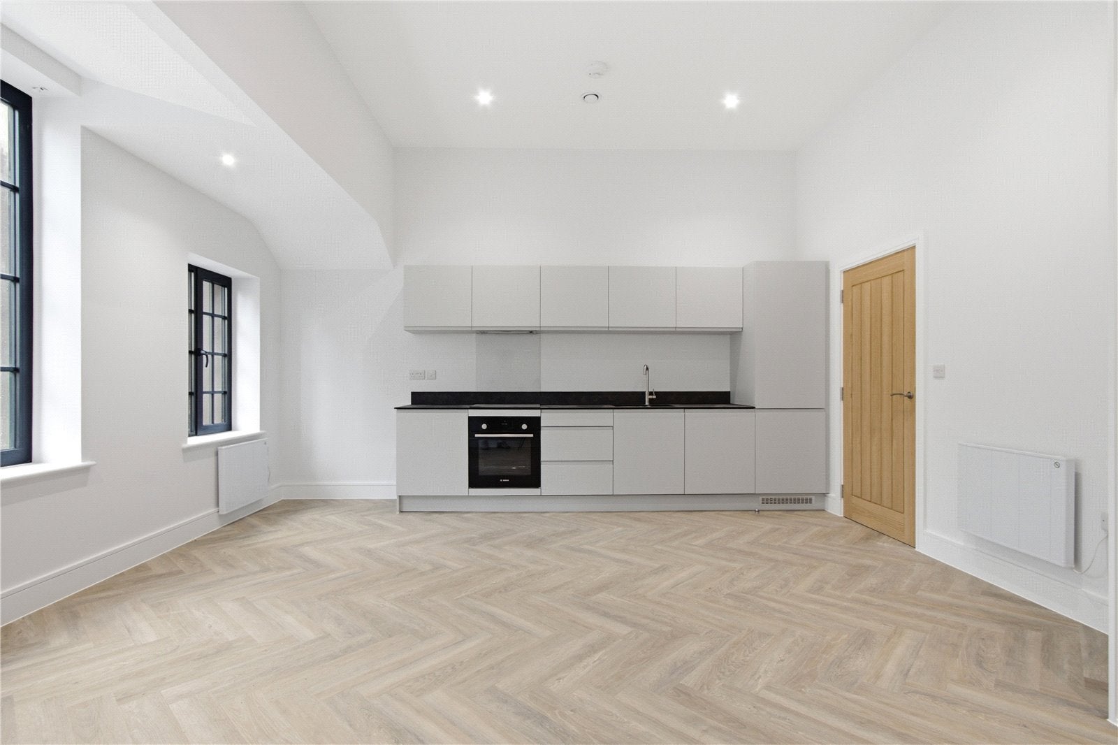 Flat Brunswick Park Road in Greater London