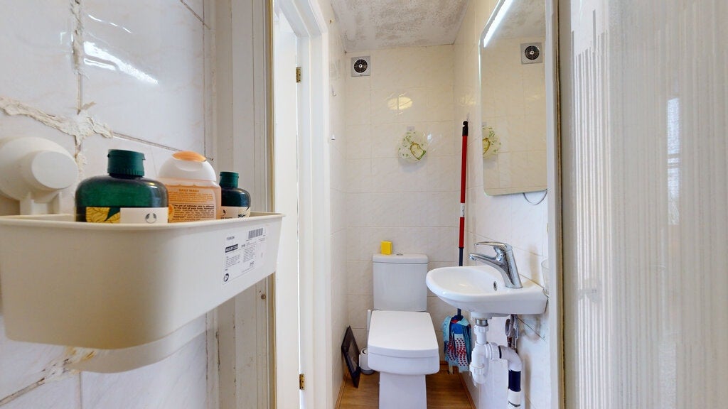 Flat Wrights Lane in Greater London