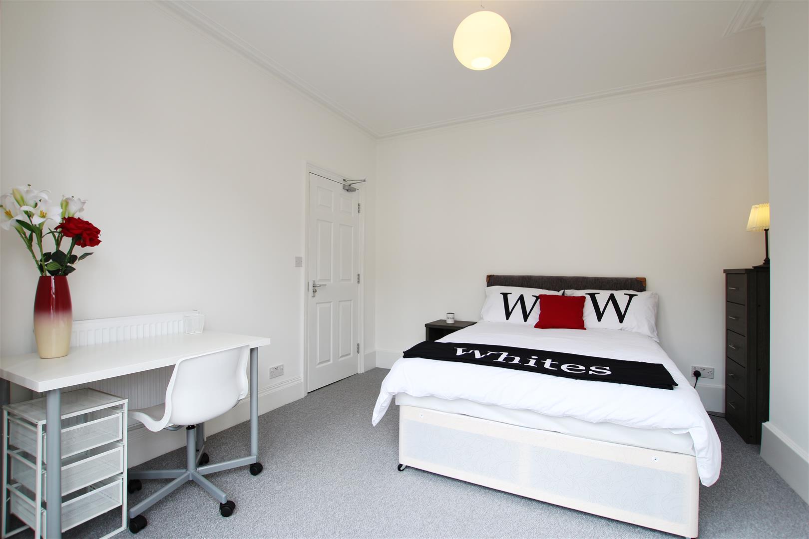 Room Lutterworth Road in Northampton