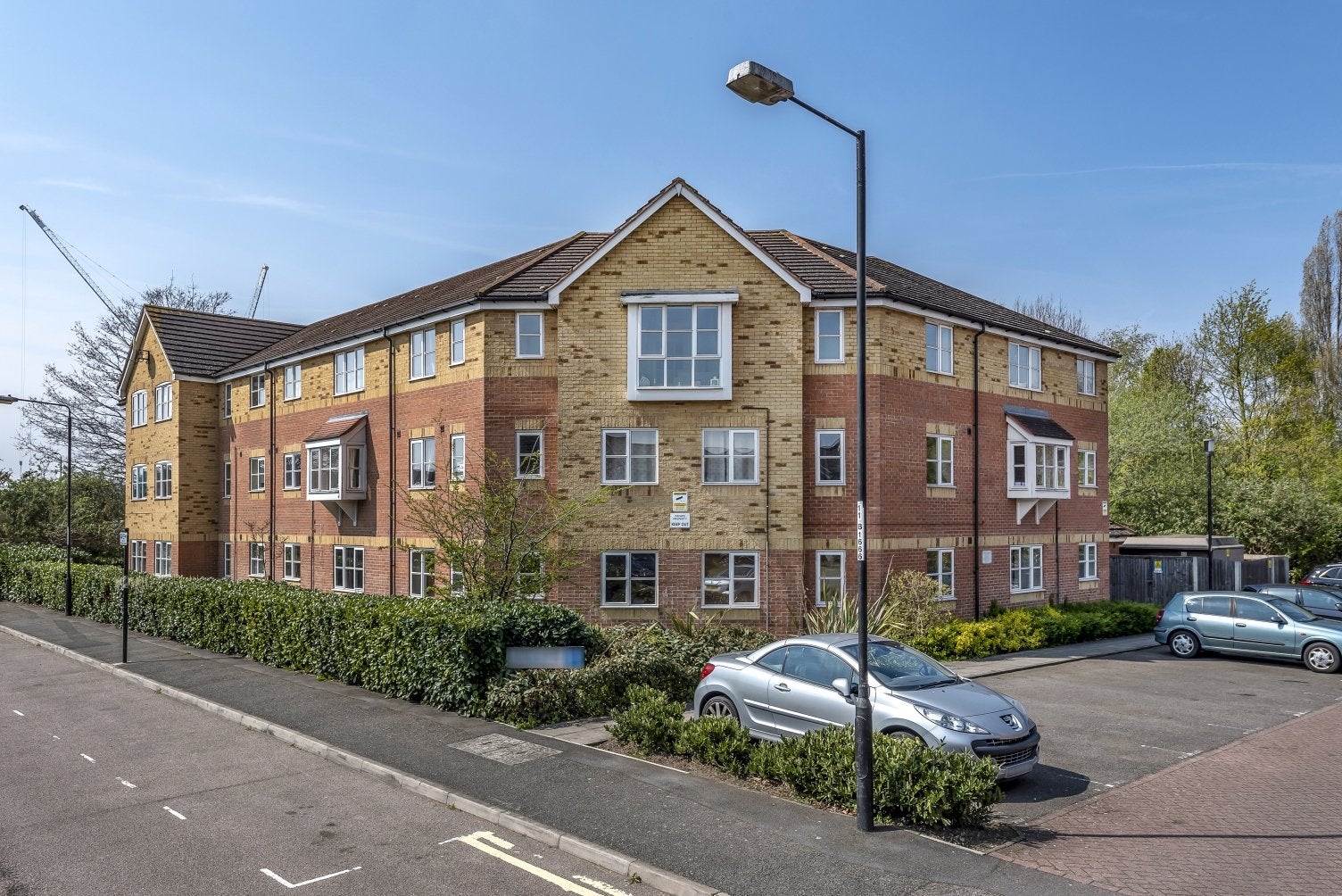 Flat Hither Farm Road in Greater London