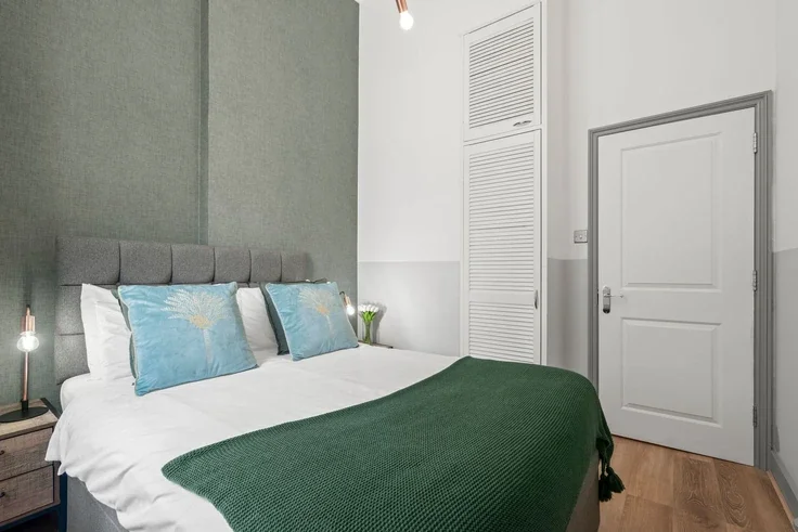 Flat Nevern Road in Greater London