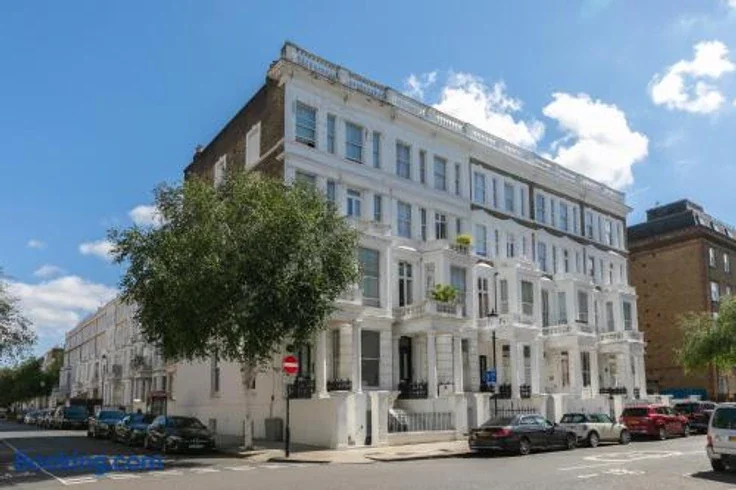 Flat Nevern Road in Greater London