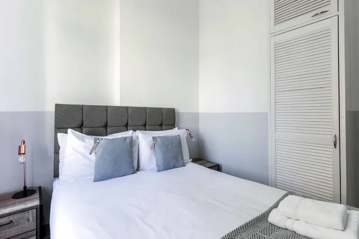 Flat Nevern Road in Greater London