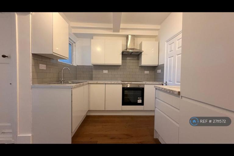 Flat Tooting High Street in Greater London