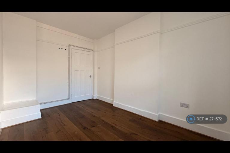 Flat Tooting High Street in Greater London