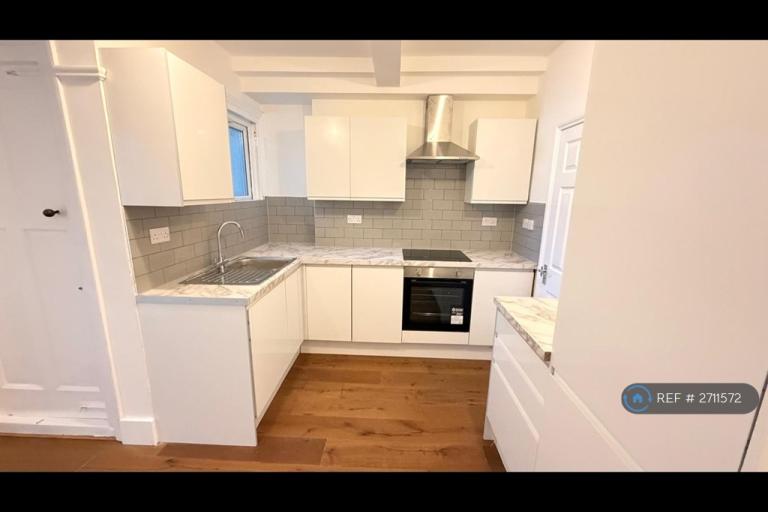 Flat Tooting High Street in Greater London