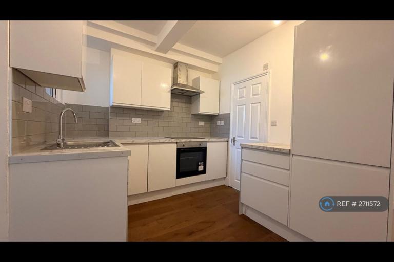 Flat Tooting High Street in Greater London