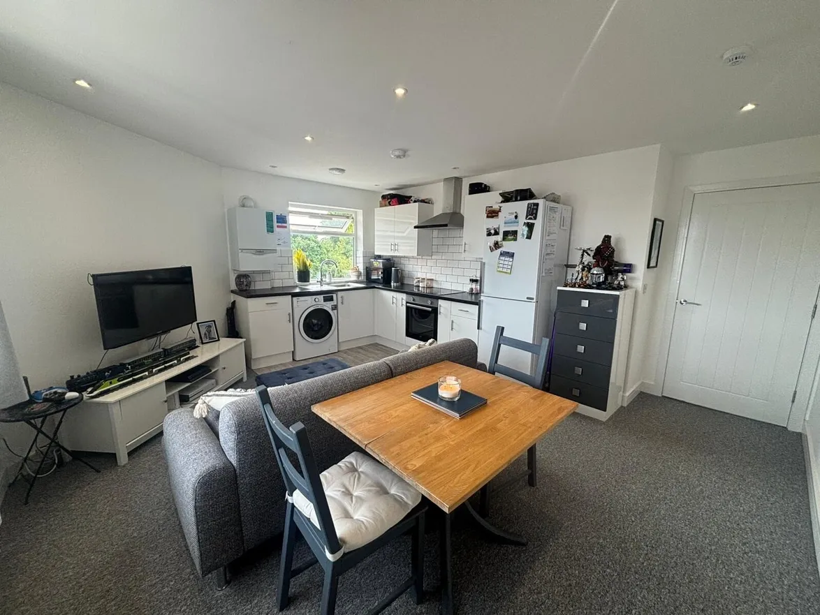 Flat Weeks Road in Ryde
