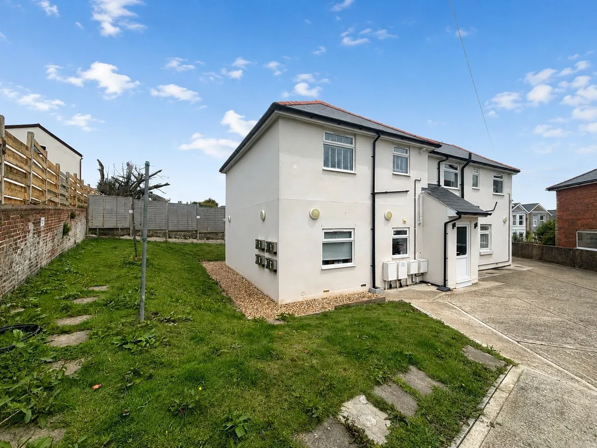 Flat Weeks Road in Ryde