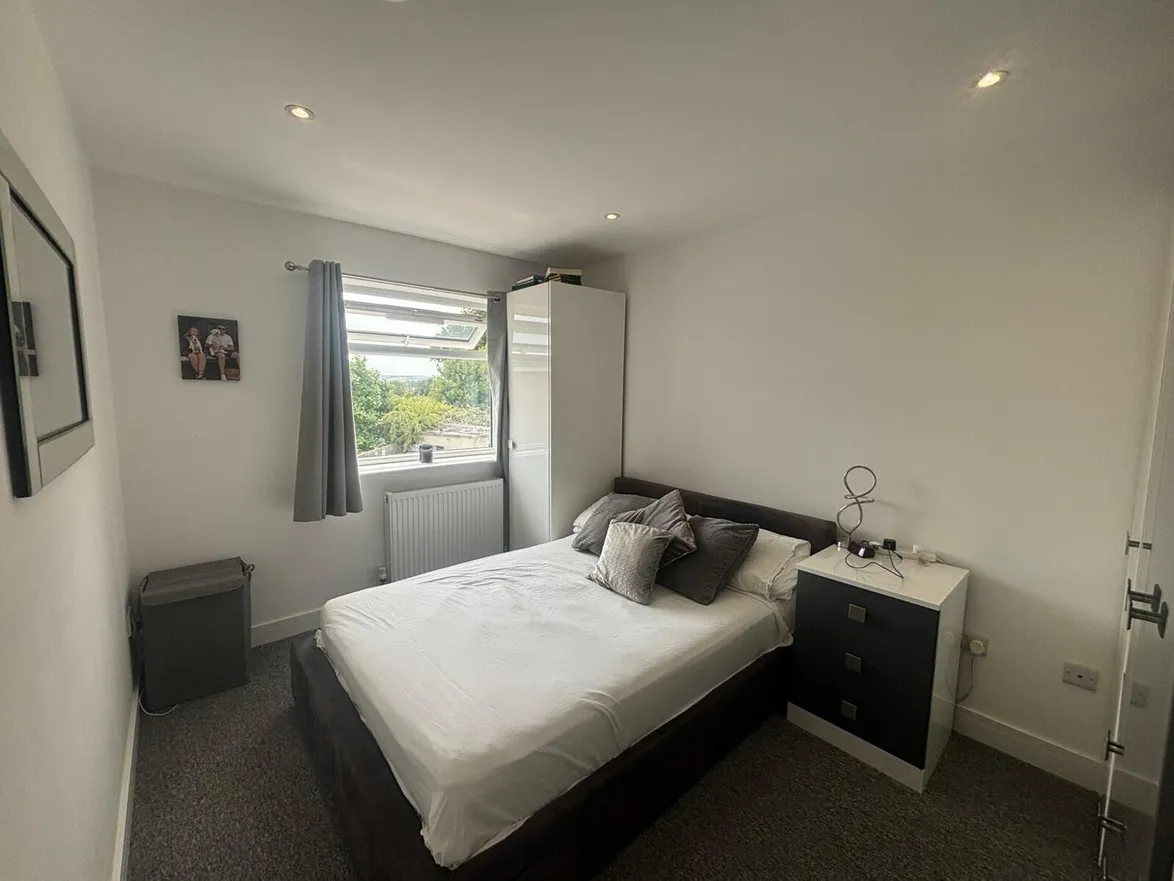 Flat Weeks Road in Ryde