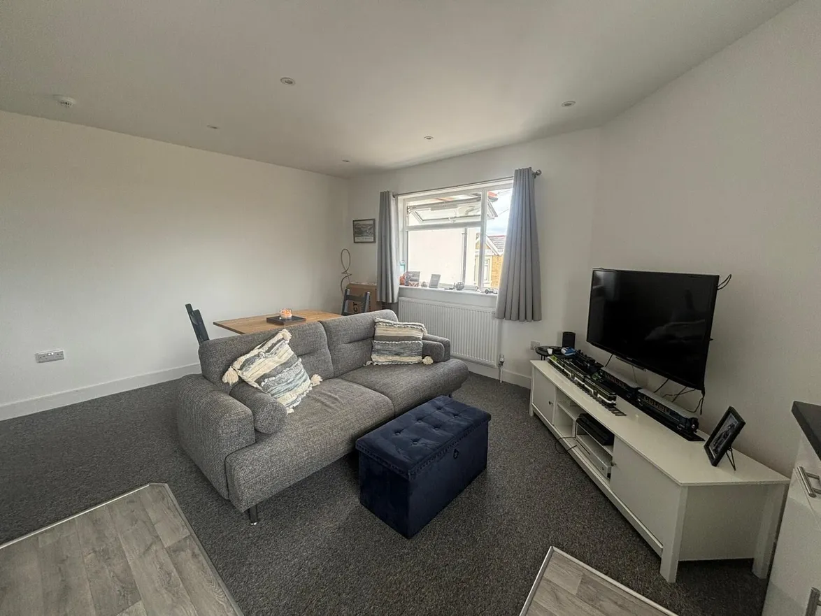 Flat Weeks Road in Ryde