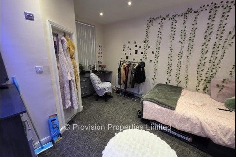 Room Victoria Road in Leeds
