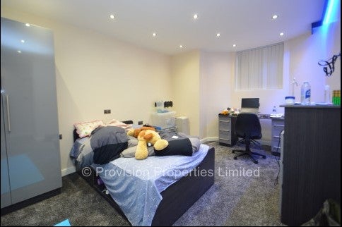 Room Victoria Road in Leeds
