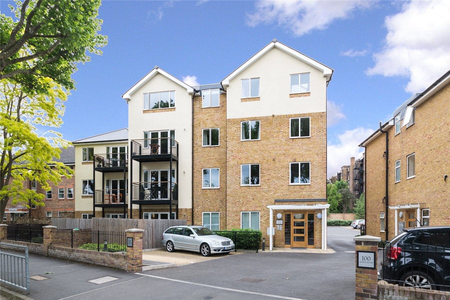 Flat Maple Road in Greater London