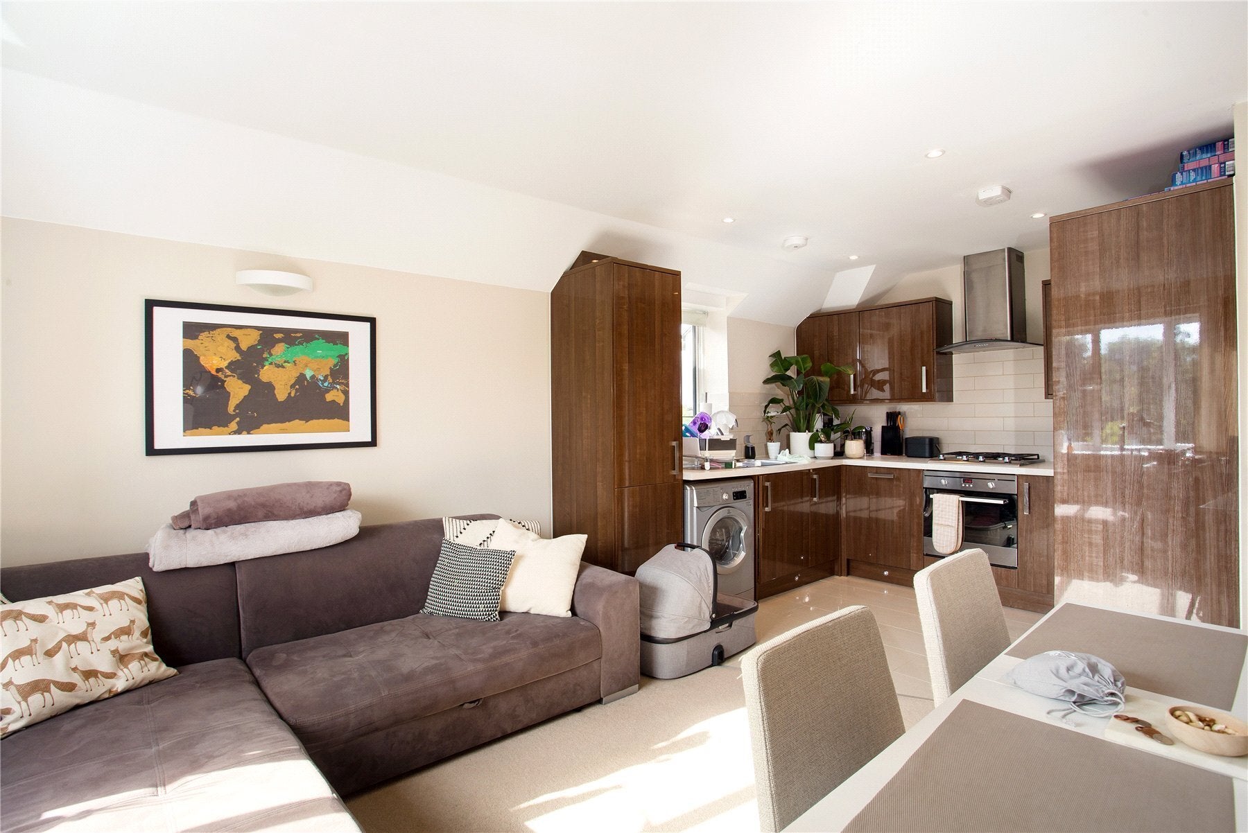 Flat Maple Road in Greater London