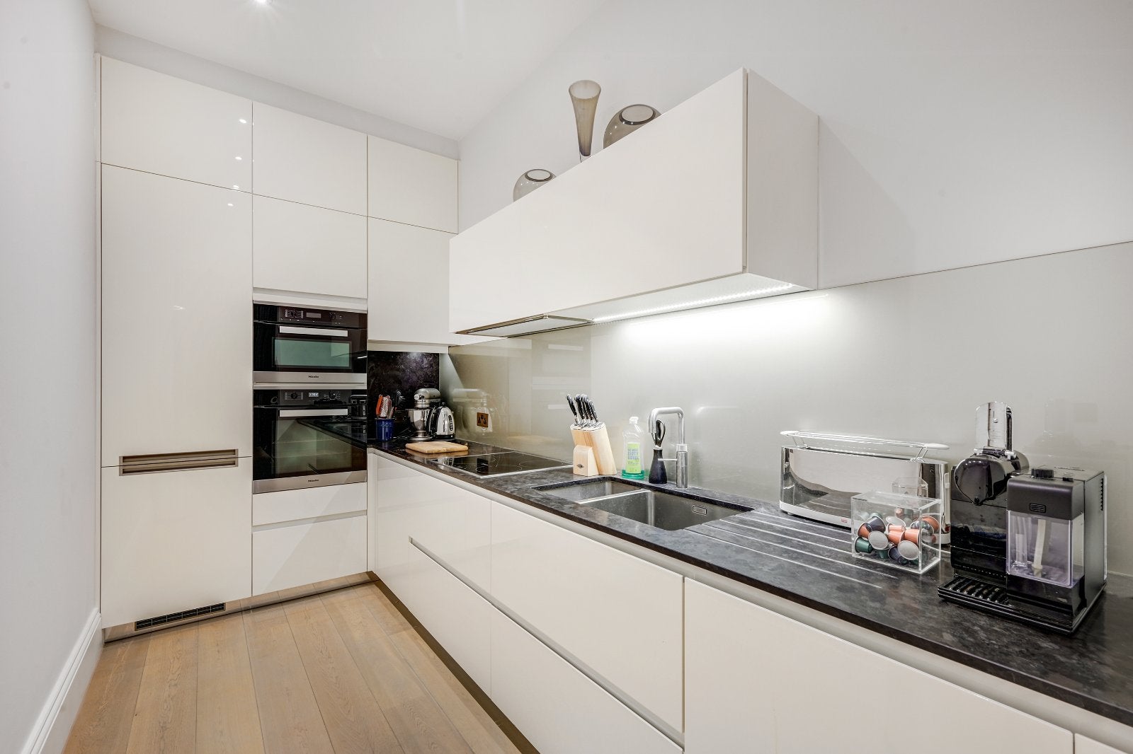 Flat Courtfield Gardens in Greater London