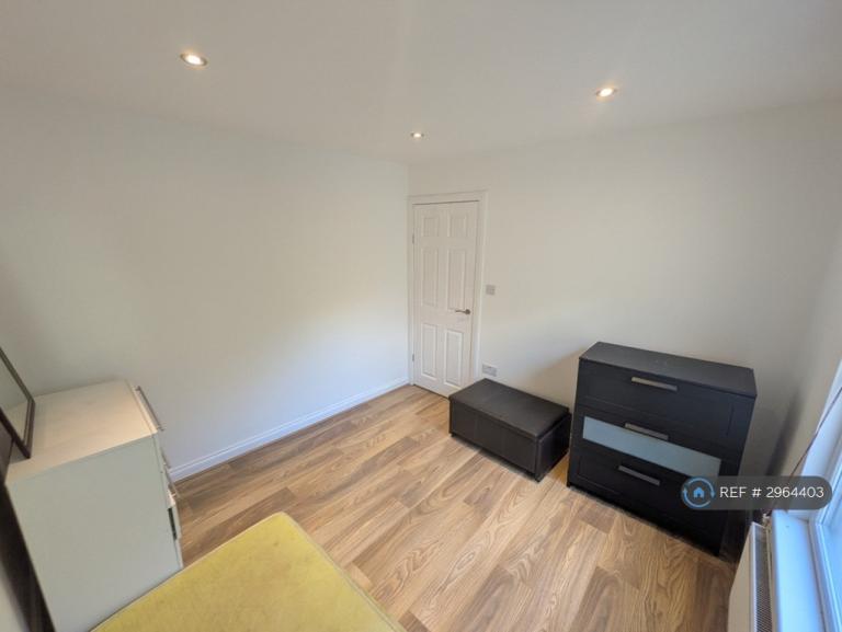 Room Elmdene Road in Greater London