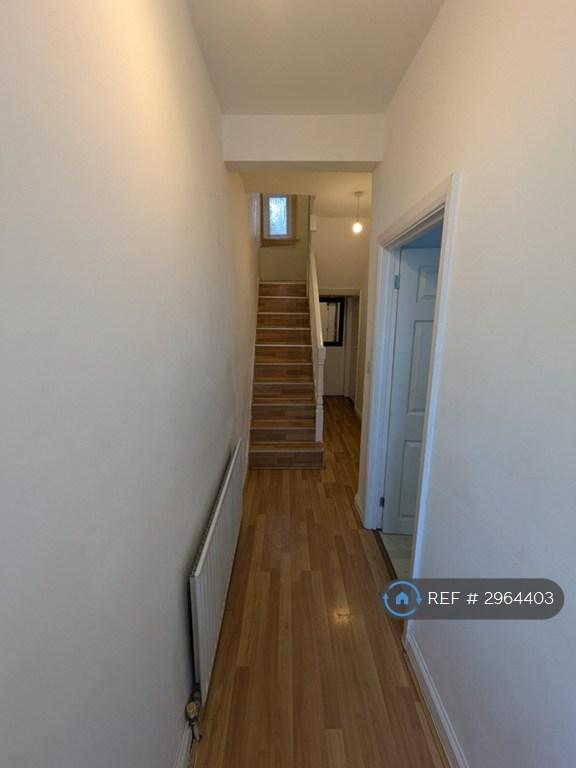 Flat Elmdene Road in Greater London