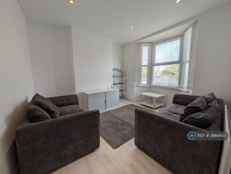 Room Elmdene Road in Greater London