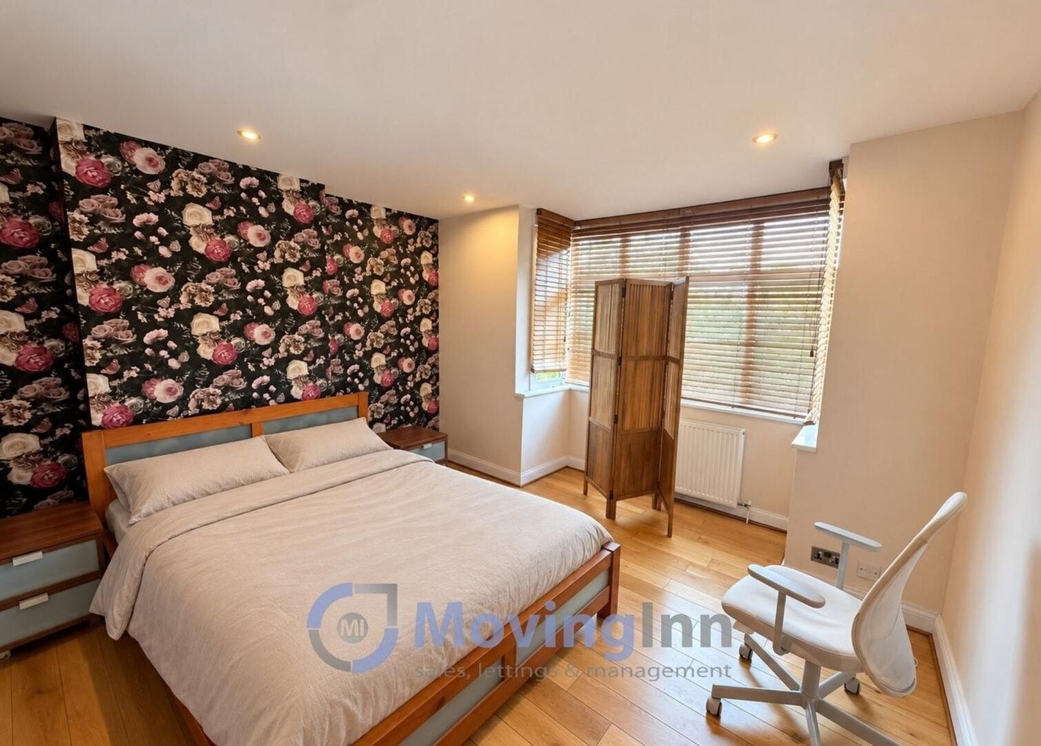 Room Ross Road in Greater London