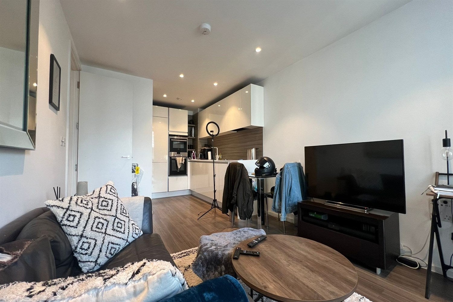 Flat Buckhold Road in Greater London