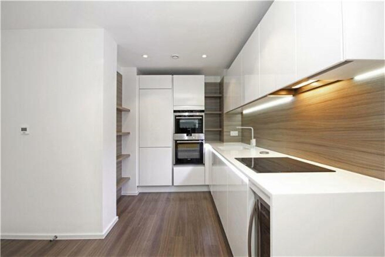 Flat Buckhold Road in Greater London