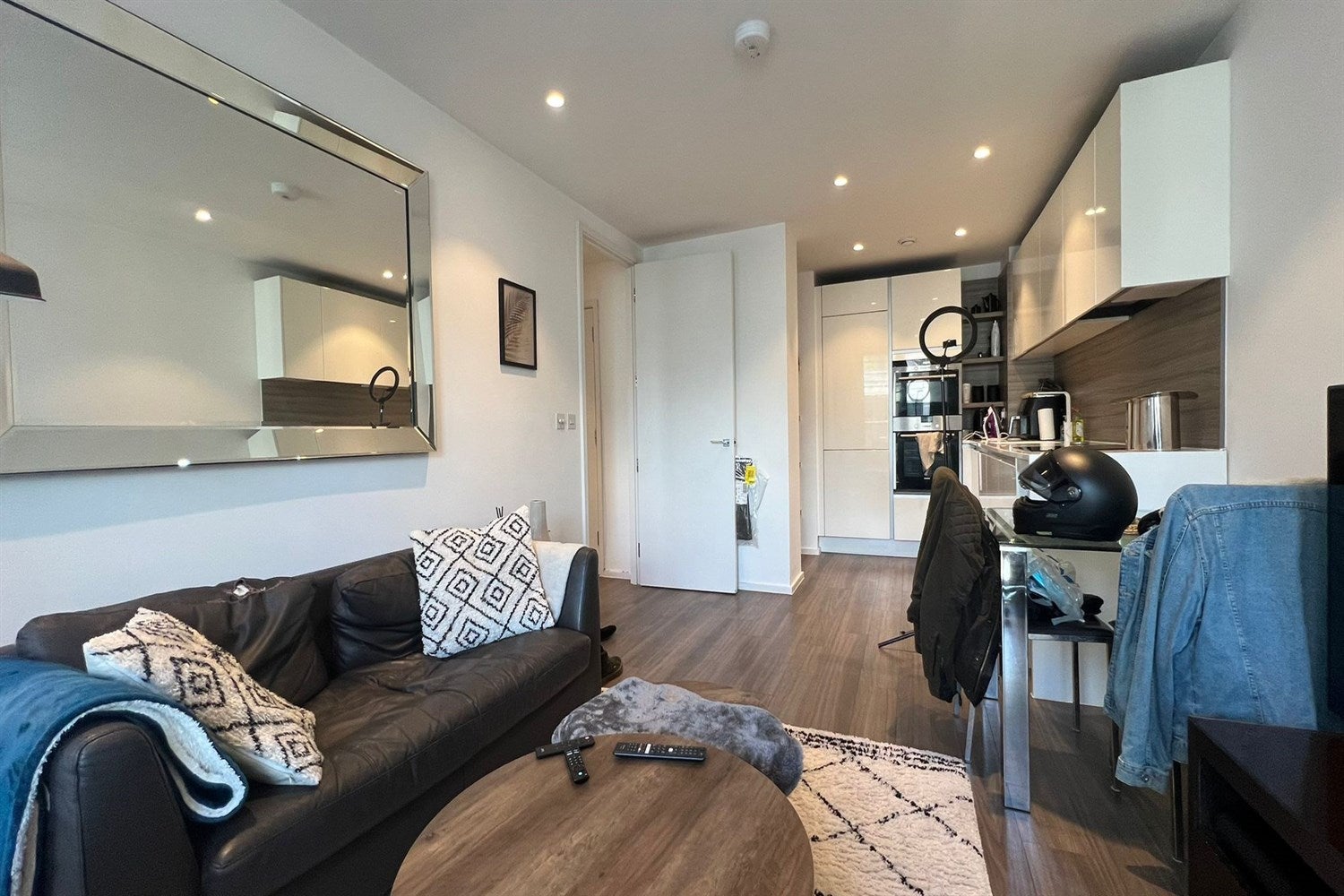 Flat Buckhold Road in Greater London