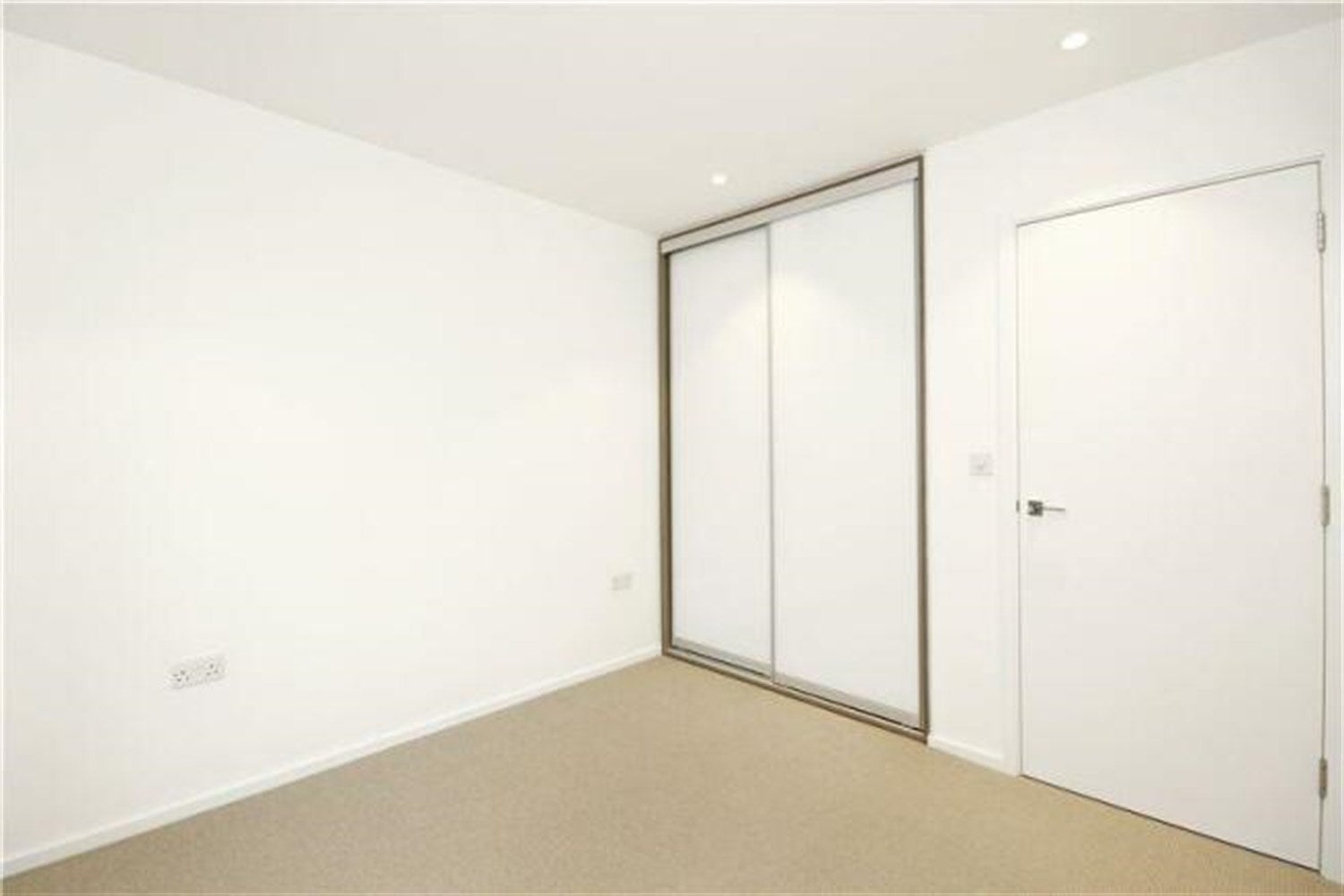 Flat Buckhold Road in Greater London