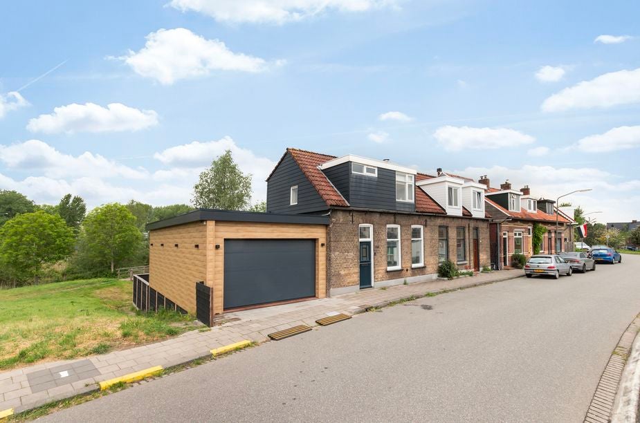 Twee-onder-één-kap te koop: Zuidendijk 135, Dordrecht