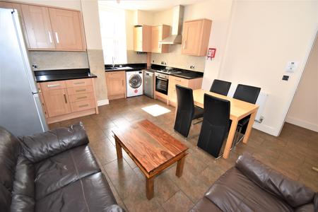 Room Powers Court in Royal Leamington Spa