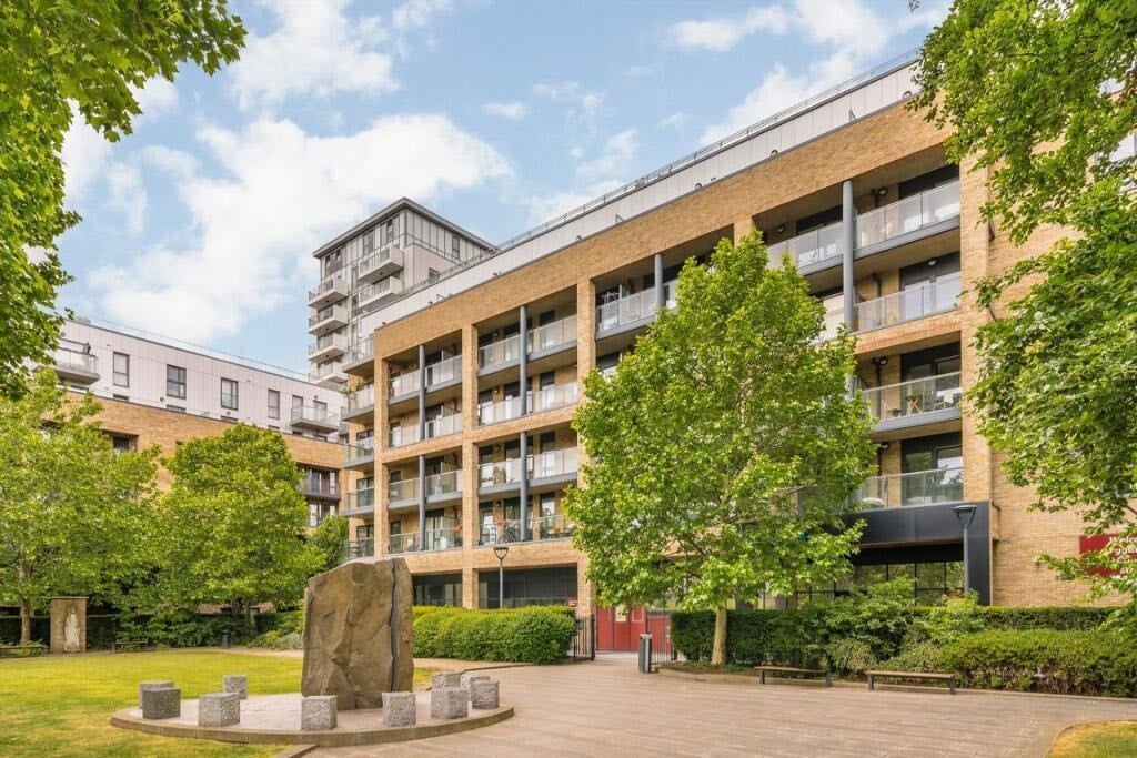 Flat Upper North Street in Greater London