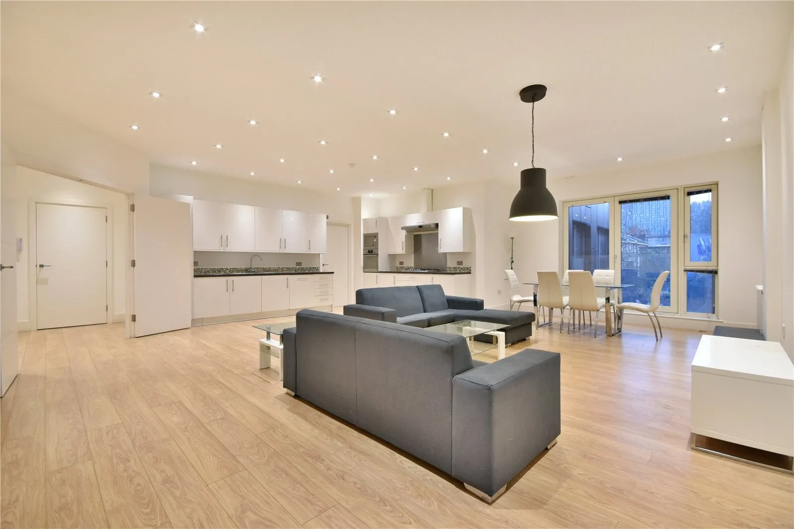 Flat Spelman Street in Greater London