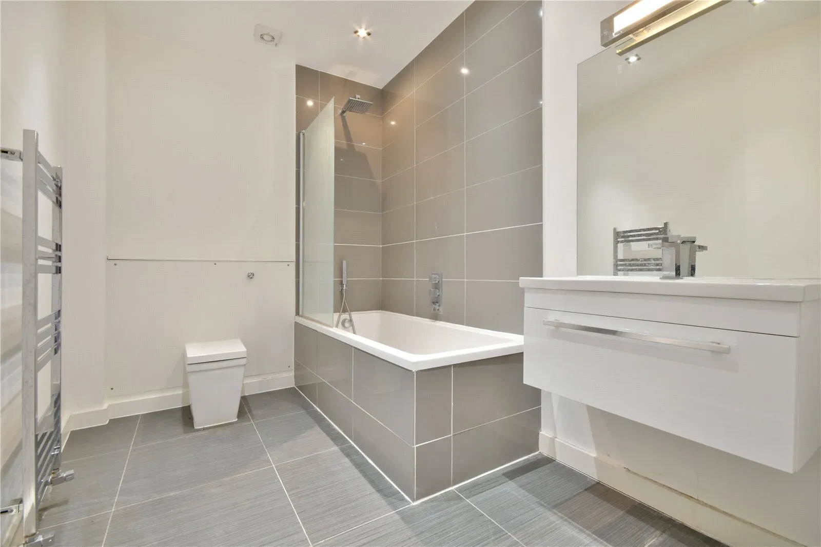 Flat Spelman Street in Greater London