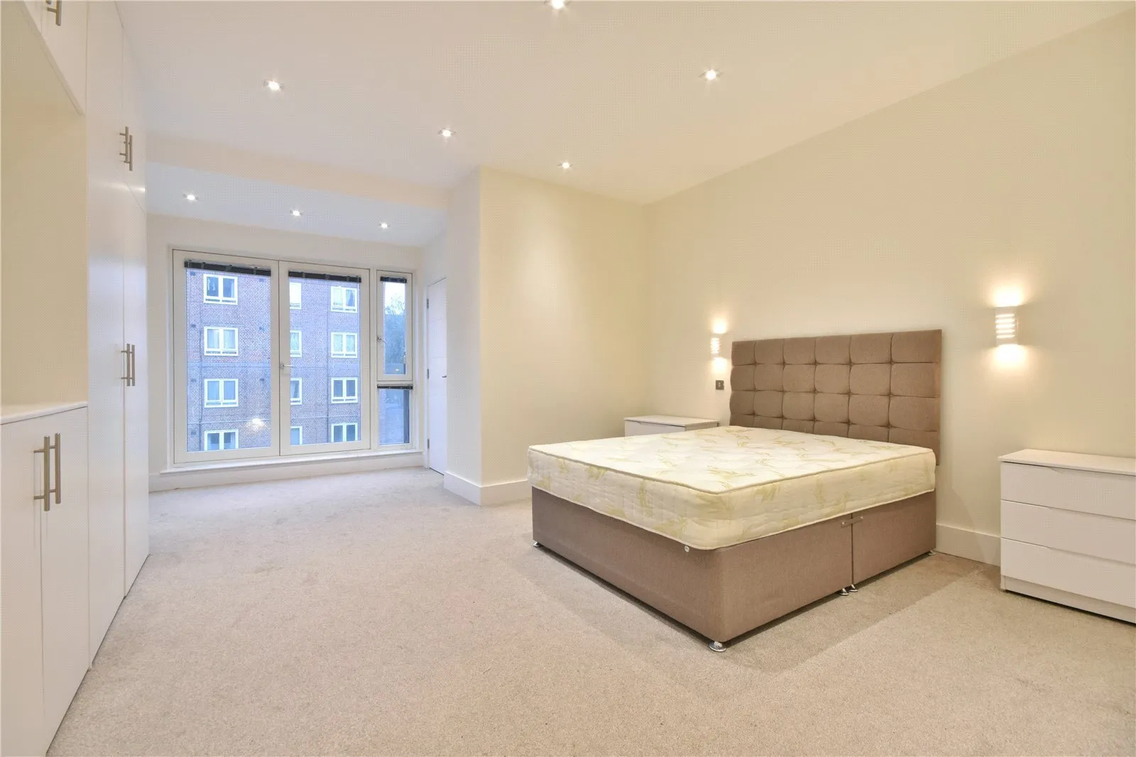 Flat Spelman Street in Greater London
