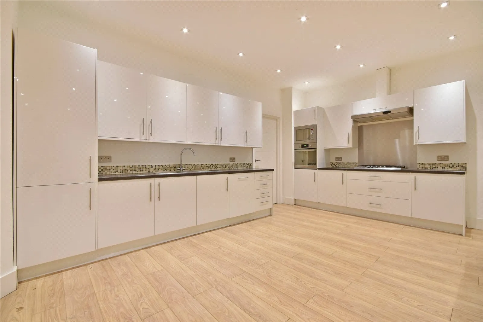 Flat Spelman Street in Greater London