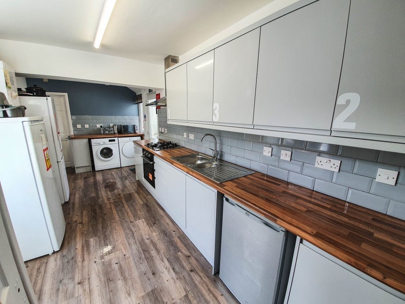 Room Avenue Road in Rugby