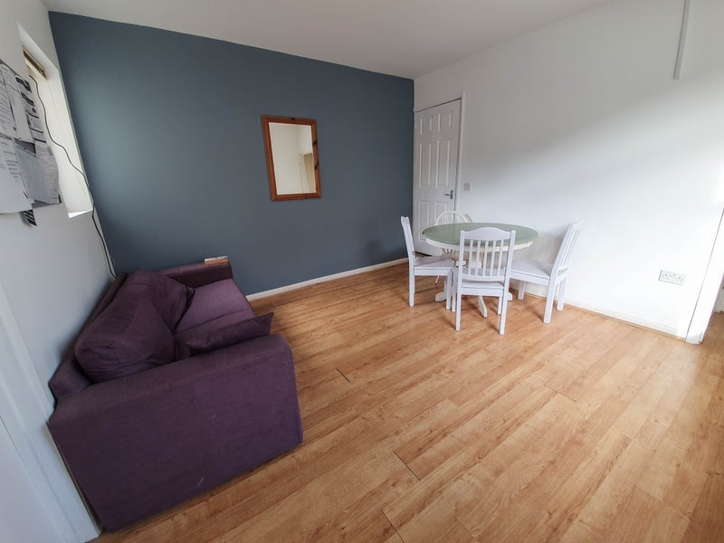 Room Avenue Road in Rugby