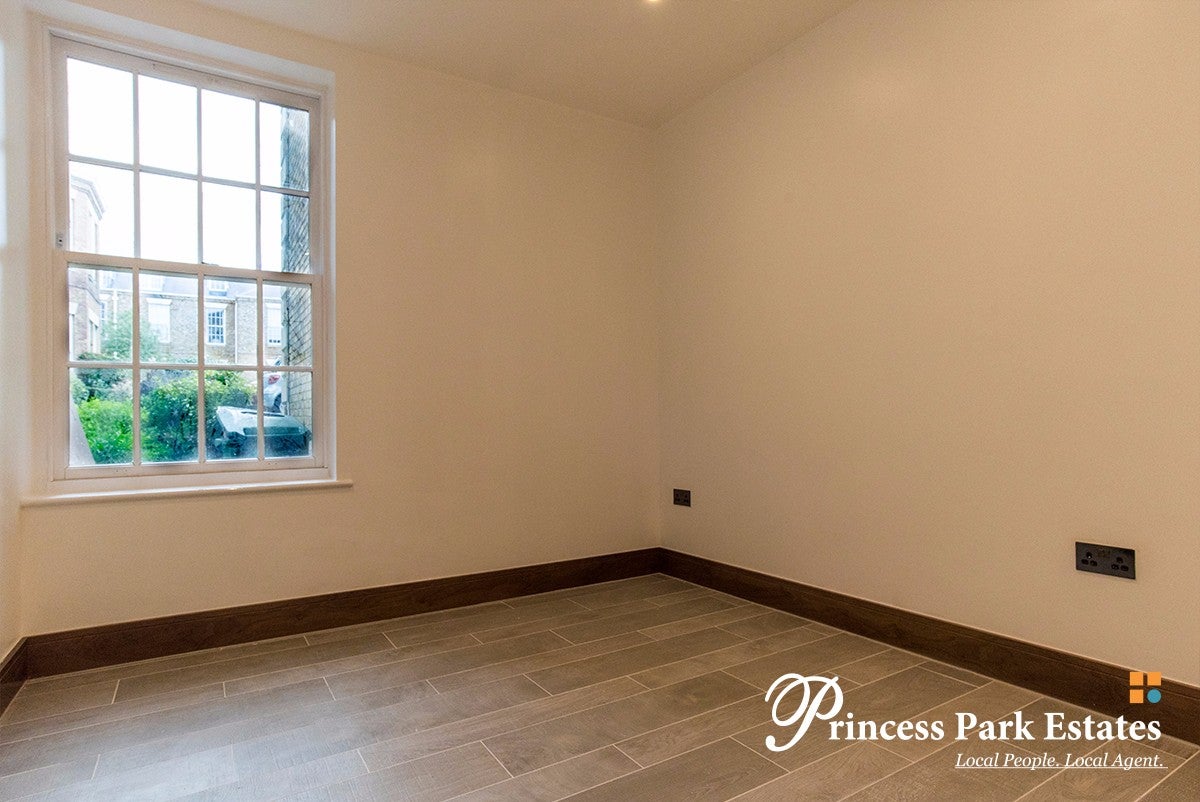 Flat Royal Drive in Greater London