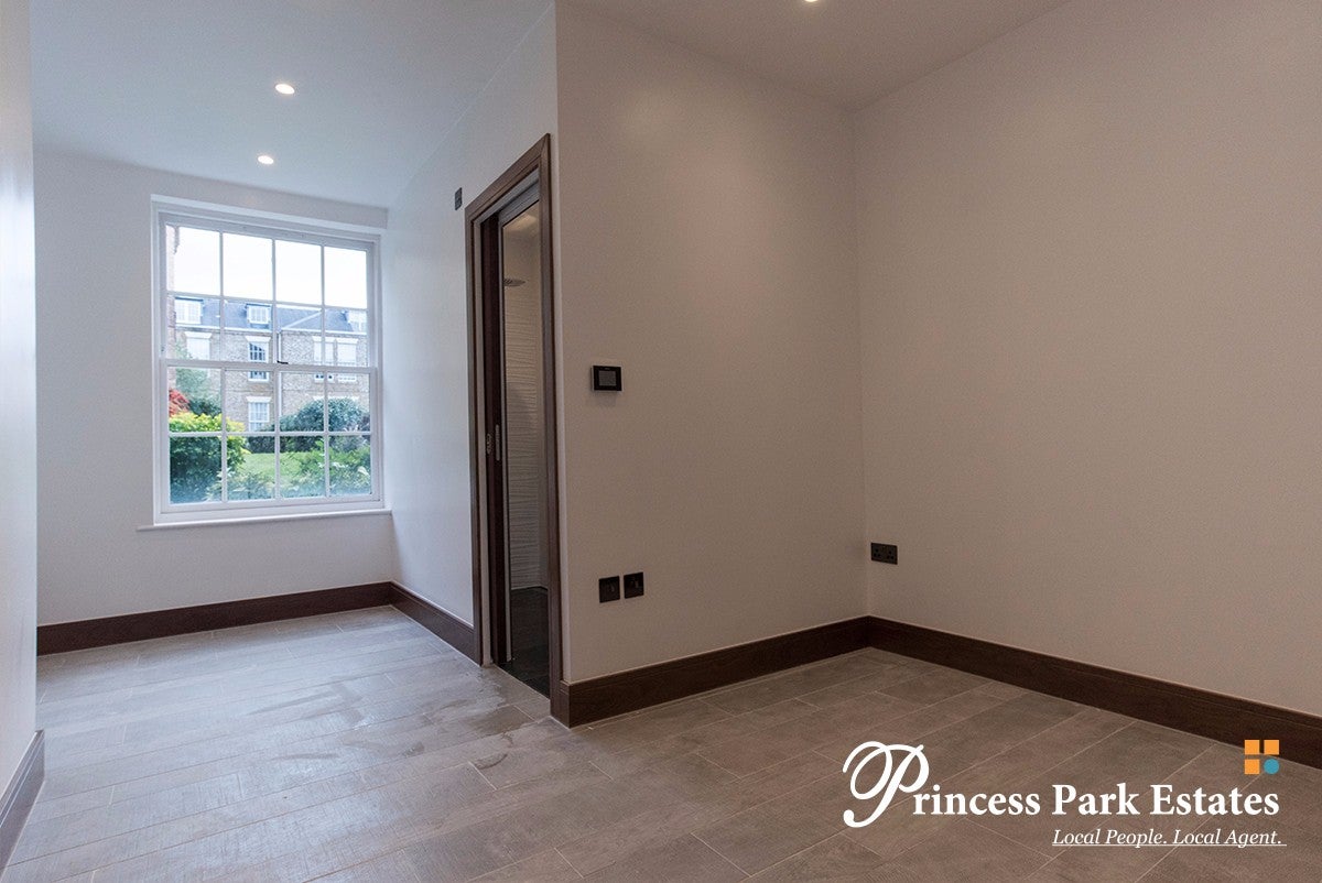 Flat Royal Drive in Greater London