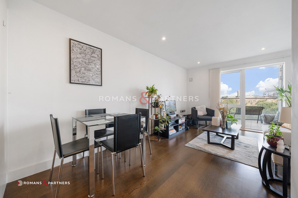 Flat Freda Street in Greater London