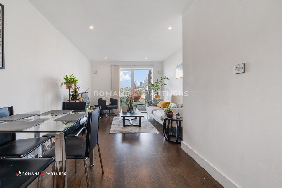 Flat Freda Street in Greater London