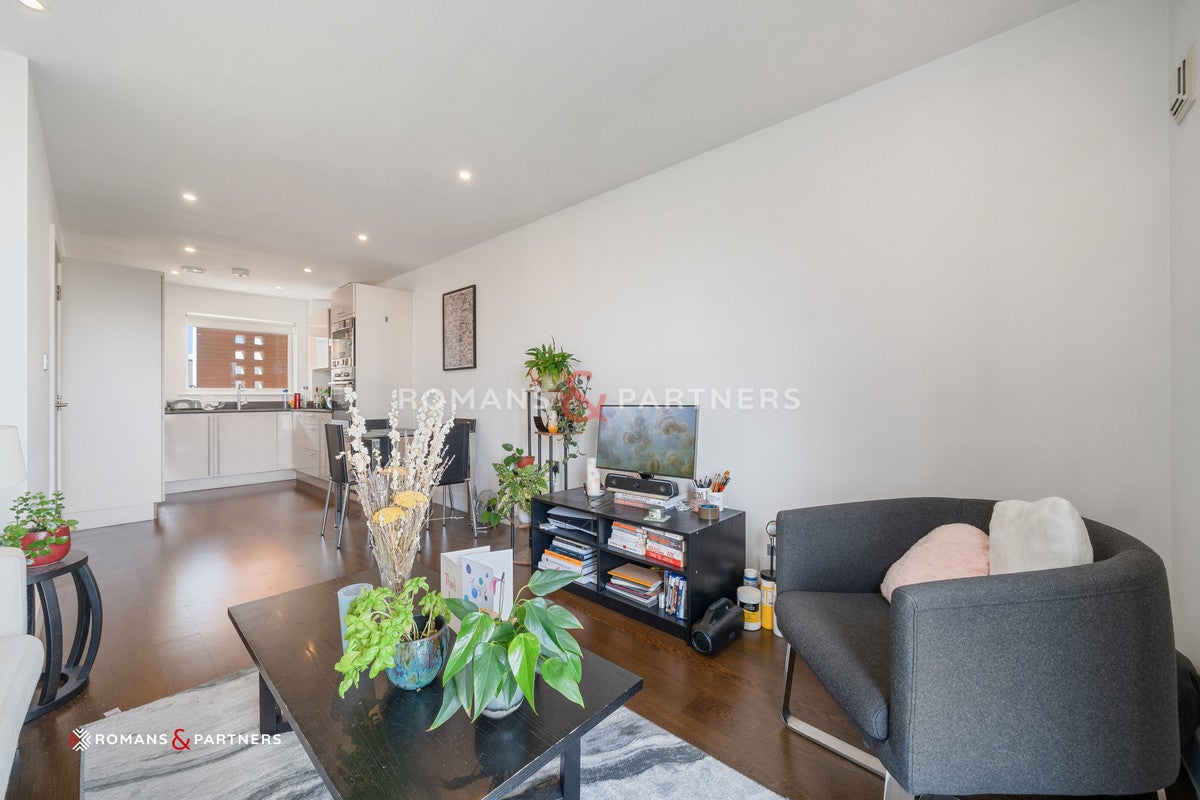 Flat Freda Street in Greater London