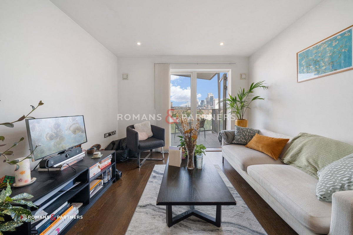 Flat Freda Street in Greater London