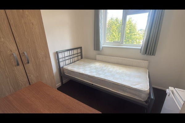 Room Bromley Hill in London