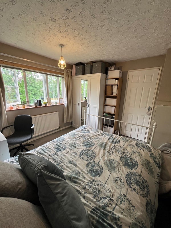 Room Southgate Drive in Crawley