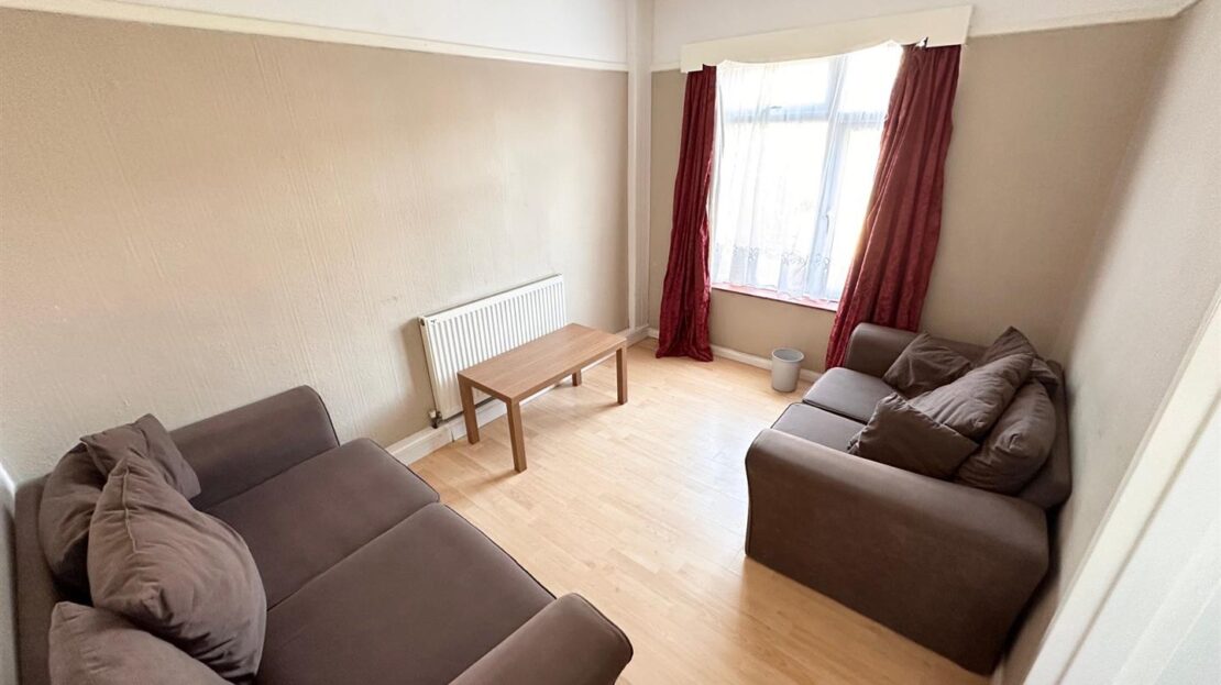 House New Peachey Lane in Greater London
