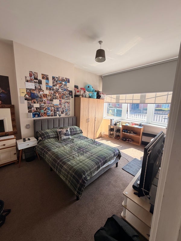 Room Haydons Road in Greater London