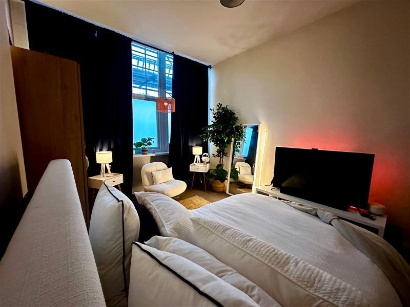 Room Haydons Road in Greater London