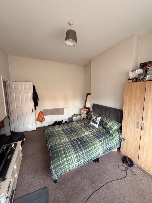 Room Haydons Road in Greater London