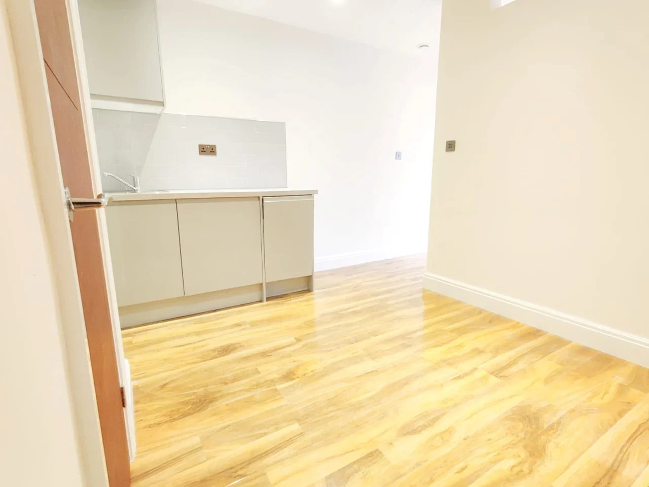 Flat Mitcham Lane in Greater London